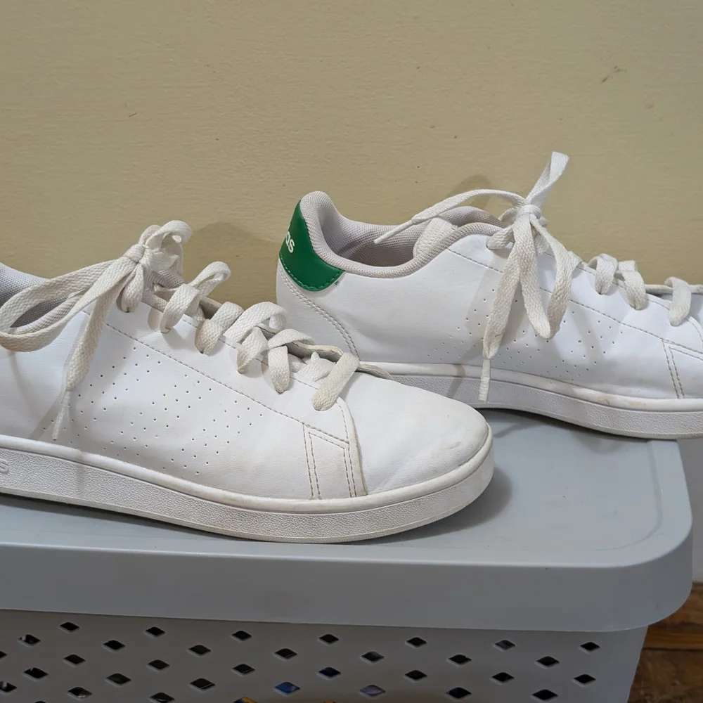 ADIDAS ADVANTAGE LIFESTYLE COURT WHITE/GREEN LOW TOP BIG KIDS SIZE 4